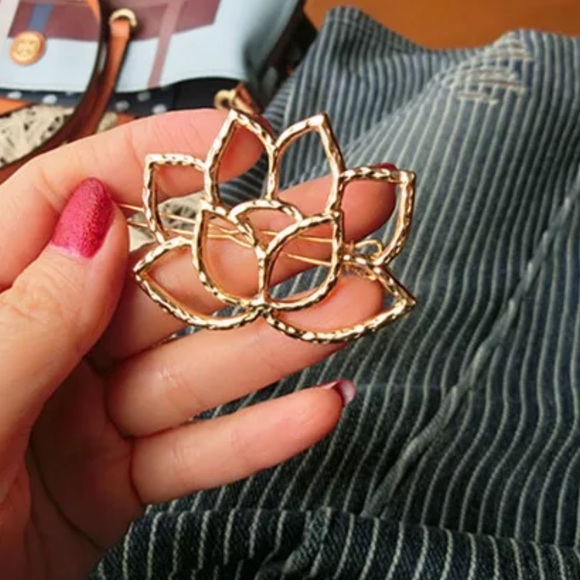 Golden Lotus Hair Clip - Picture 7 of 8